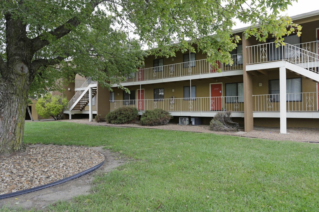 Cedar Lakes Apartments in Wichita, KS - Building Photo