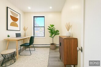 261 Manhattan Ave in Brooklyn, NY - Building Photo - Building Photo
