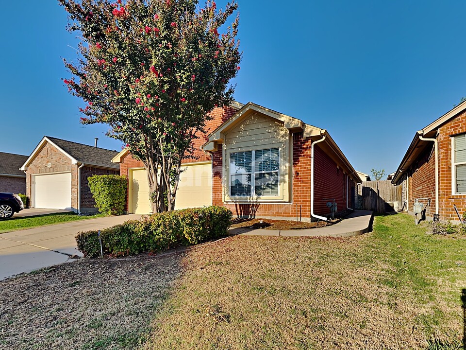 6377 Geneva Ln in Fort Worth, TX - Building Photo