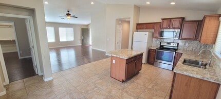 1814 W Desert Hills Dr in San Tan Valley, AZ - Building Photo - Building Photo