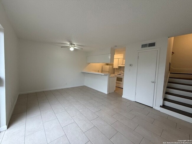 223 Sprucewood Ln in San Antonio, TX - Building Photo - Building Photo