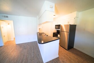 5221 Bonita Ave, Unit 111 in Dallas, TX - Foto de edificio - Building Photo