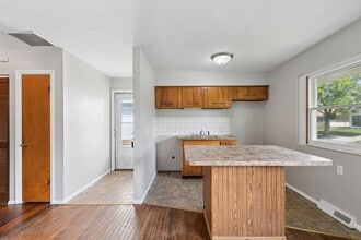 4111 Parrakeet Ave in Toledo, OH - Foto de edificio - Building Photo