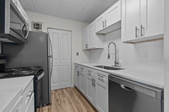 Residences of Troy Apartments - Troy, MI in Troy, MI - Building Photo - Building Photo