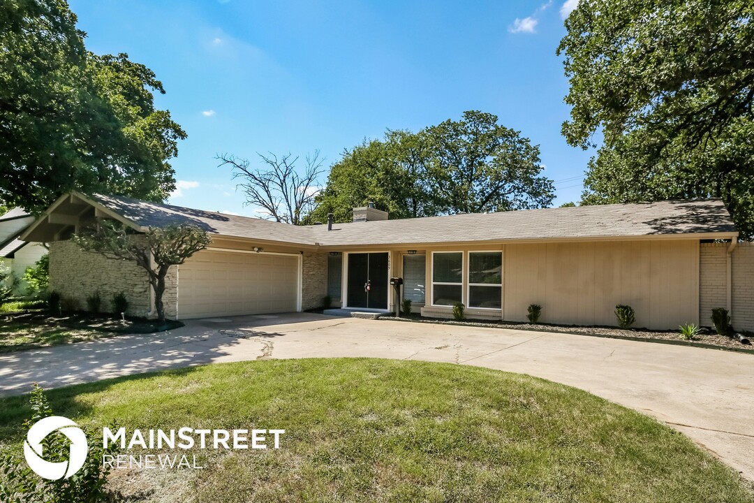 3609 Alhambra Dr in Forest Hill, TX - Foto de edificio