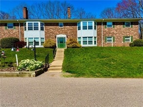 6910 Carriage Hill Dr in Brecksville, OH - Building Photo - Building Photo