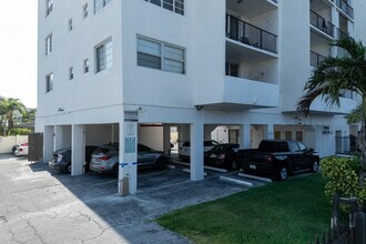 Byron Gardens Condominium in Miami Beach, FL - Building Photo - Building Photo