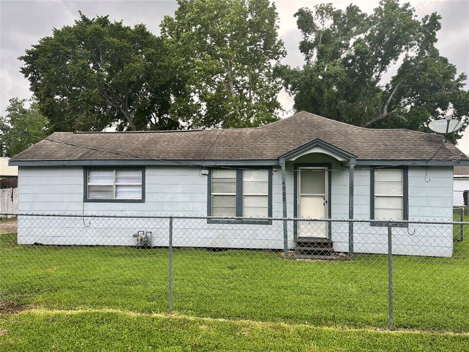 4907 Sycamore Ave in Pasadena, TX - Building Photo