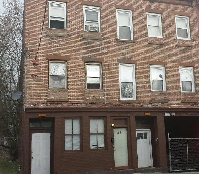 37-39 Lark St in Albany, NY - Building Photo