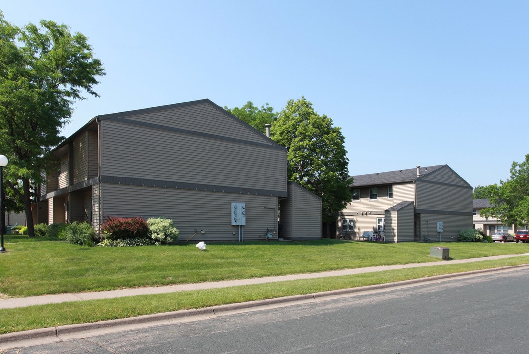 Plaza Village in Hudson, WI - Foto de edificio