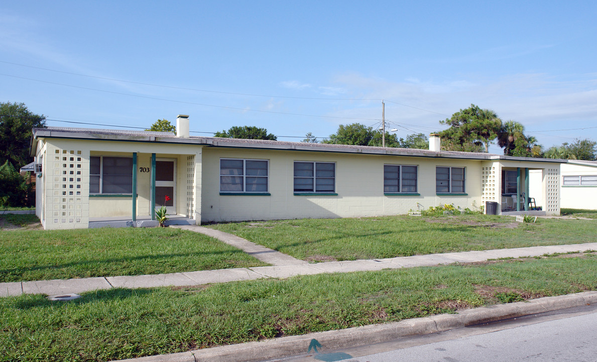 703 Barbara Jenkins St in Cocoa, FL - Foto de edificio