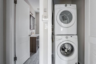 1437 W Carmen Ave, Unit 2S in Chicago, IL - Building Photo - Building Photo