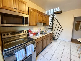 682 Parker St, Unit 1 Apartamentos