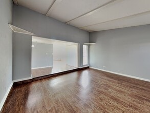 7439 Oakmore Dr, Unit 0605-700 in Dallas, TX - Foto de edificio - Building Photo