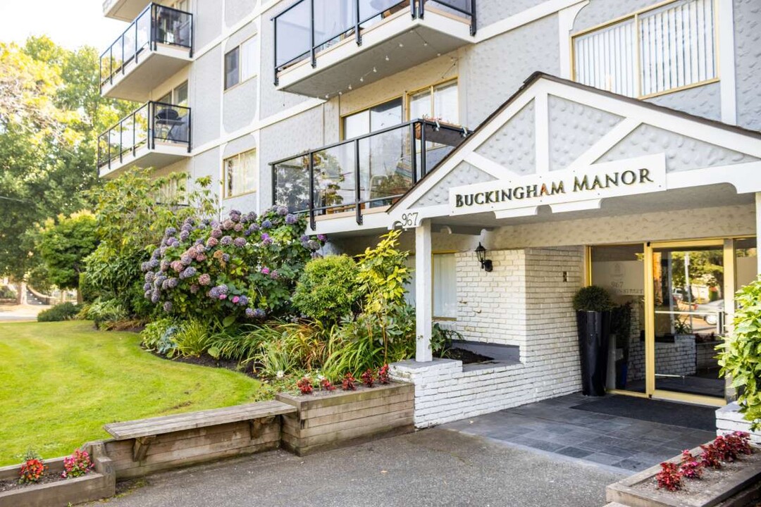 Buckingham Manor in Victoria, BC - Building Photo