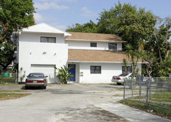 749 NE 122nd St in Miami, FL - Foto de edificio - Building Photo