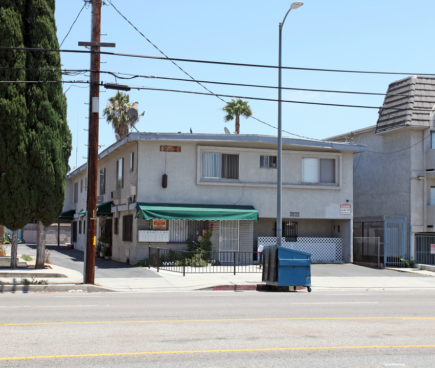 6866 Woodley Ave in Van Nuys, CA - Building Photo