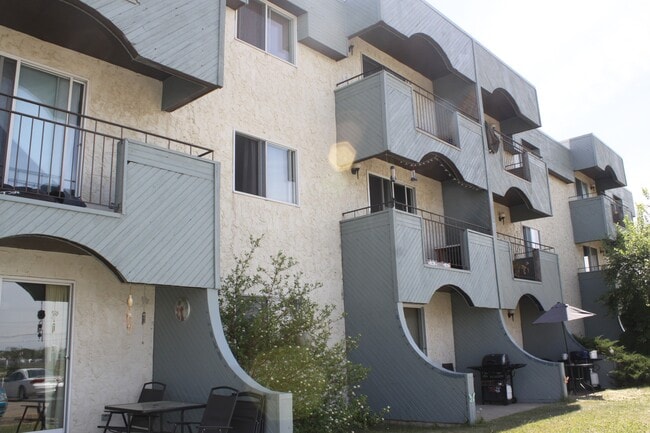 5310-5346 46 St in Vegreville, AB - Building Photo - Building Photo
