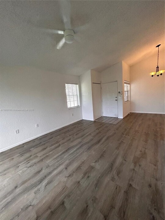 2841 N Oakland Forest Dr in Oakland Park, FL - Foto de edificio