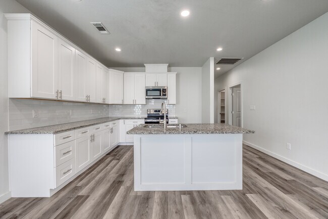 924 W Collins St in Denison, TX - Building Photo - Building Photo