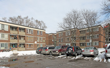 675 Kennedy Rd in Toronto, ON - Building Photo - Building Photo