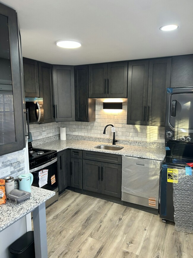 property at 921 Stratford Ln