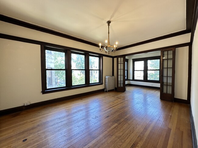 2434 N Sawyer Ave, Unit A08C in Chicago, IL - Foto de edificio - Building Photo
