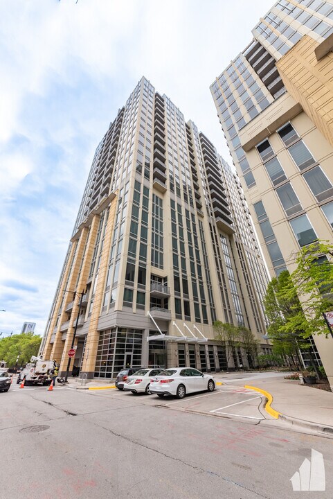 700 N Larrabee St, Unit 1902 in Chicago, IL - Building Photo