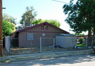 Dennett Gardens Apartments in Fresno, CA - Foto de edificio - Building Photo