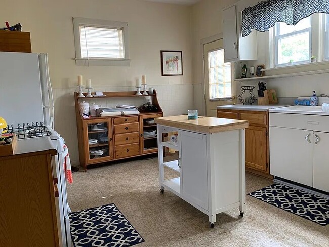 32 Oak St, Unit 1