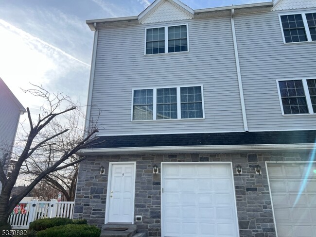 124 Home Pl in Lodi, NJ - Building Photo - Building Photo