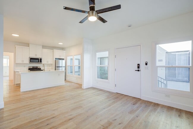 4886 Lexington Ave in Los Angeles, CA - Building Photo - Building Photo