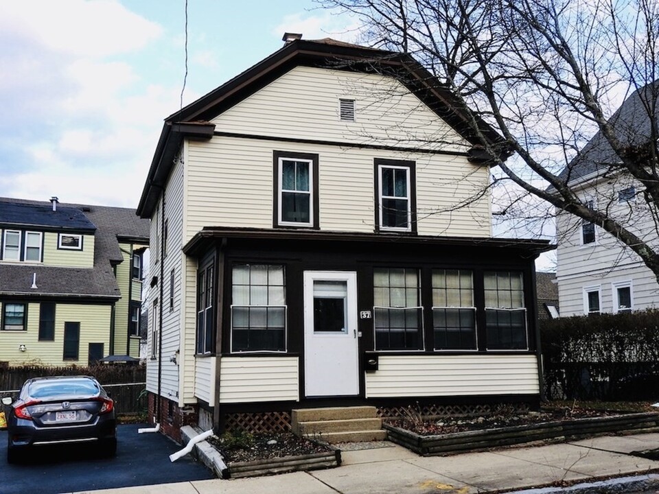 37 Capen St in Medford, MA - Building Photo