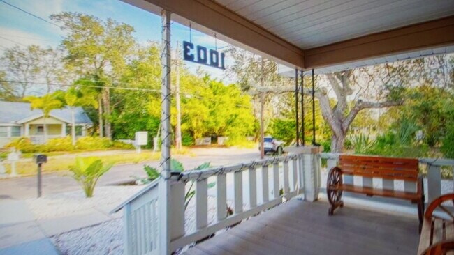 1003 Jasmine Way in Clearwater, FL - Building Photo - Building Photo