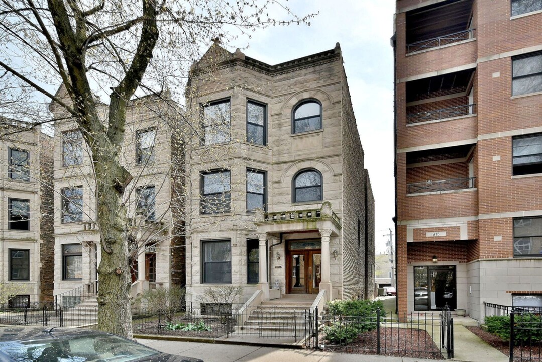 911 W Dakin St in Chicago, IL - Foto de edificio