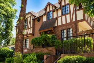 Charming Tudor-Style Apartments in Prime Sherman Oaks Location in Sherman Oaks, CA - Foto de edificio - Building Photo