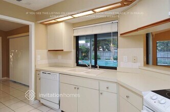 5023 Orange Grove Way in Palm Harbor, FL - Foto de edificio - Building Photo