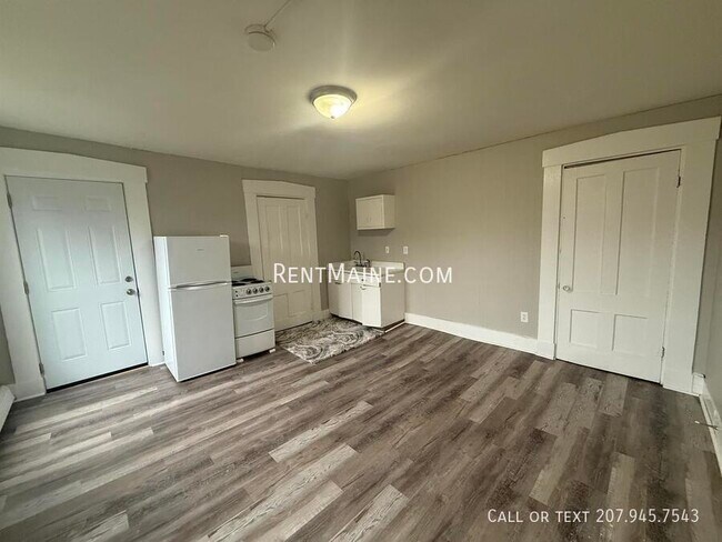 76 Court St, Unit Apt #4 in Bangor, ME - Building Photo - Building Photo