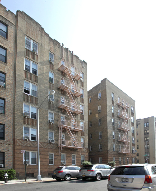 115 Brightwater Ct in Brooklyn, NY - Building Photo - Building Photo