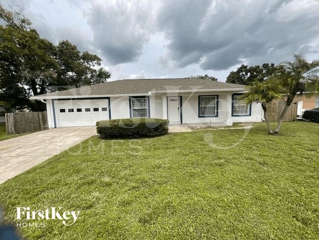 property at 2924 Woodcrest Ln