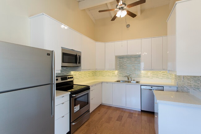 3733 Riviera Dr in San Diego, CA - Building Photo - Building Photo