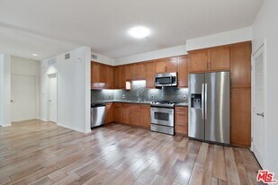 128 Orange Ct in Monrovia, CA - Building Photo