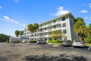 1719 Whitehall Dr in Davie, FL - Building Photo