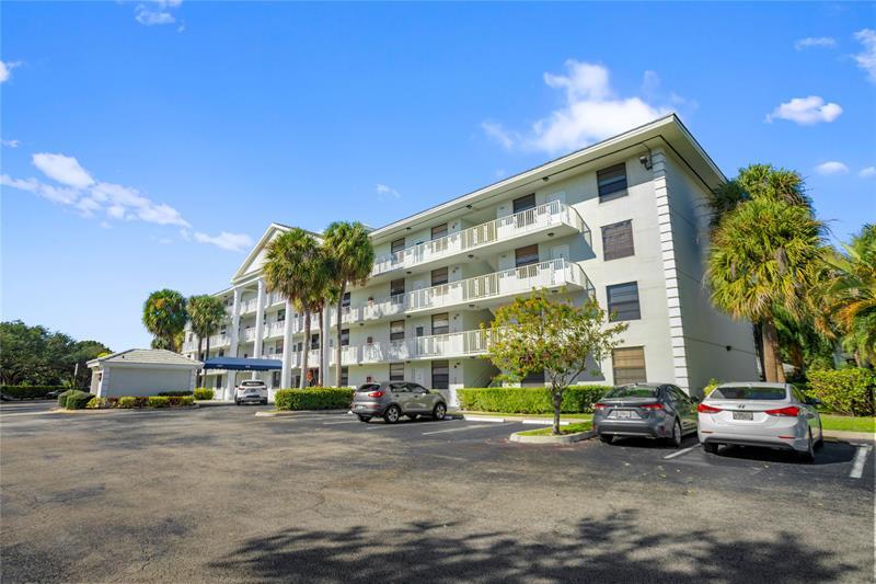 1719 Whitehall Dr in Davie, FL - Building Photo