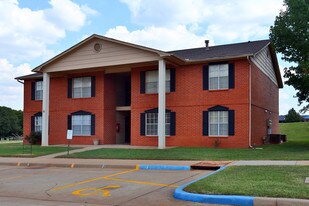 East Towne Village in Guthrie, OK - Building Photo