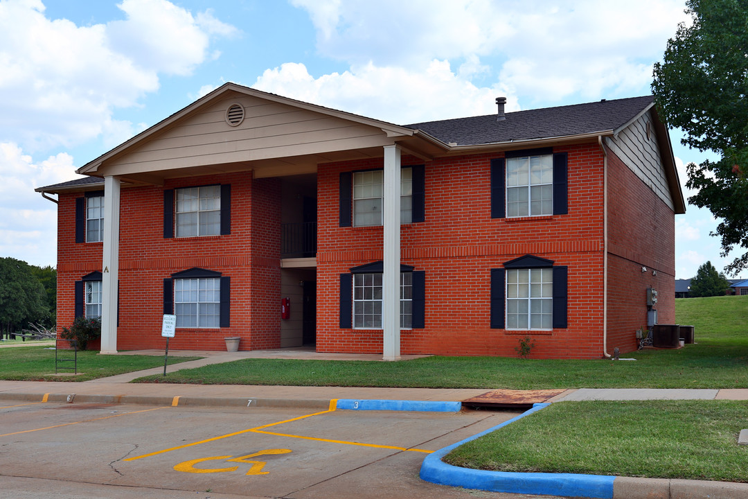 East Towne Village in Guthrie, OK - Building Photo