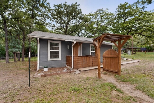 5011 Briar Patch Ln in Burleson, TX - Foto de edificio - Building Photo