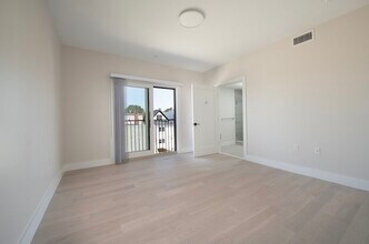 426 Border St, Unit #503 in Boston, MA - Foto de edificio - Building Photo
