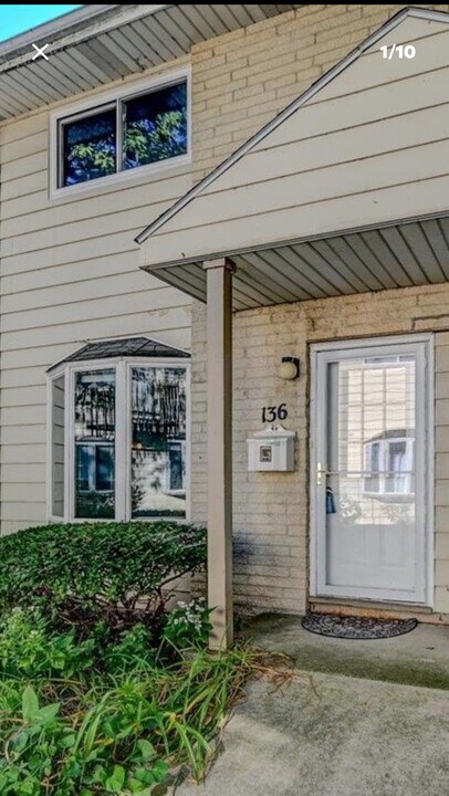 136 N Lakewood Gardens Ln, Unit 136 in Madison, WI - Foto de edificio