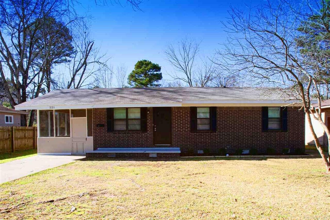 221 Pearl St in Jacksonville, AR - Building Photo